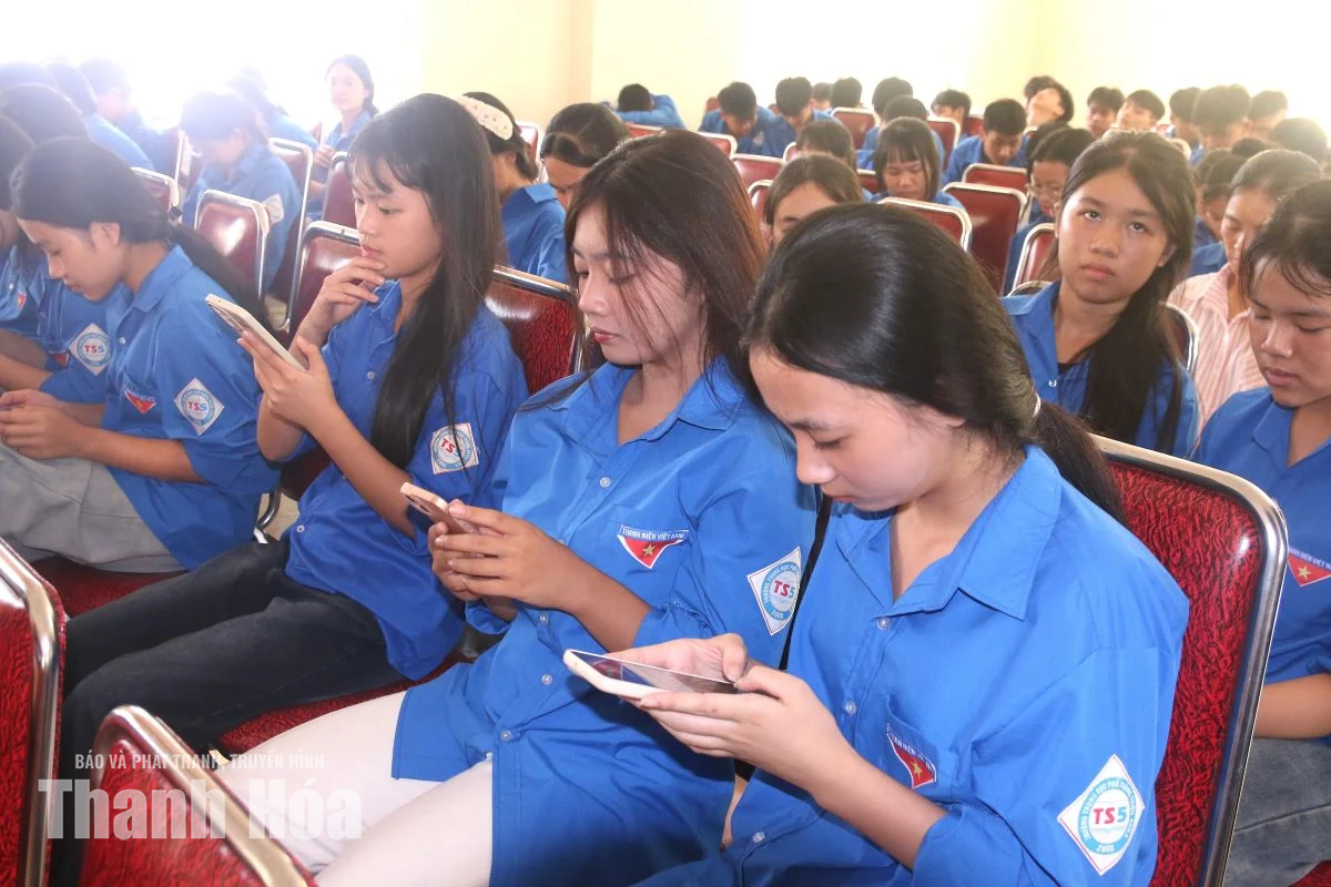 Ra mắt mô hình “Mỗi gia đình có 1 công dân số” tại xã Đồng Tiến