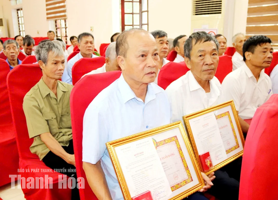 Định Tân trao tặng Huy hiệu Đảng cho 131 đảng viên