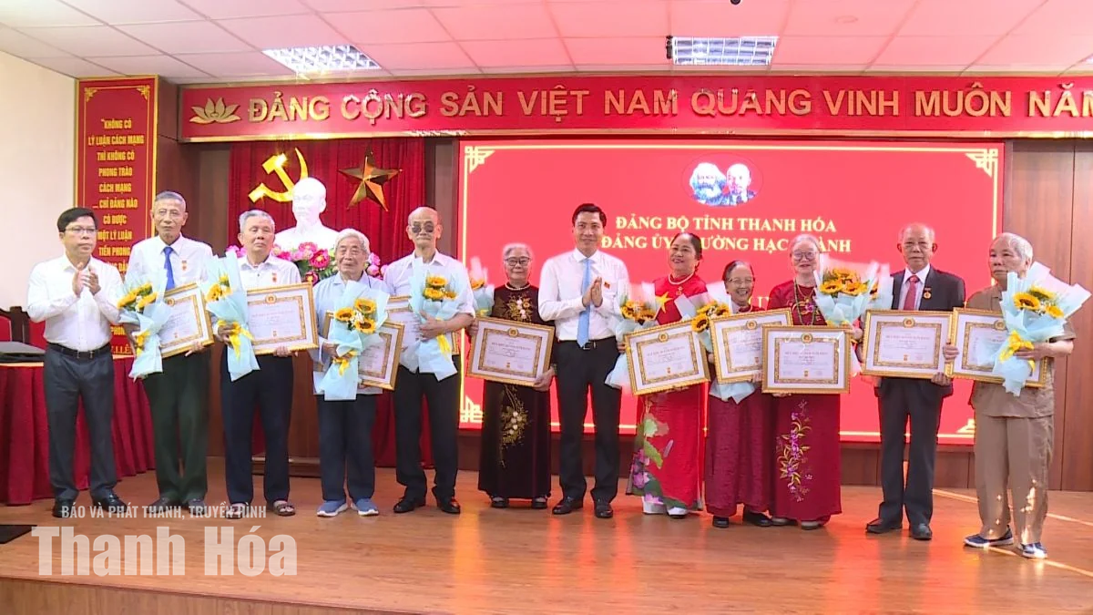 Phường Hạc Thành trao tặng, truy tặng Huy hiệu Đảng cho 1.586 đảng viên