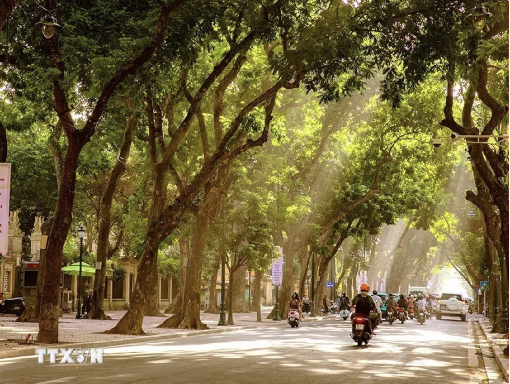 Thời tiết ngày 15/10: Bắc Bộ nắng nóng, Nam Bộ đề phòng mưa dông