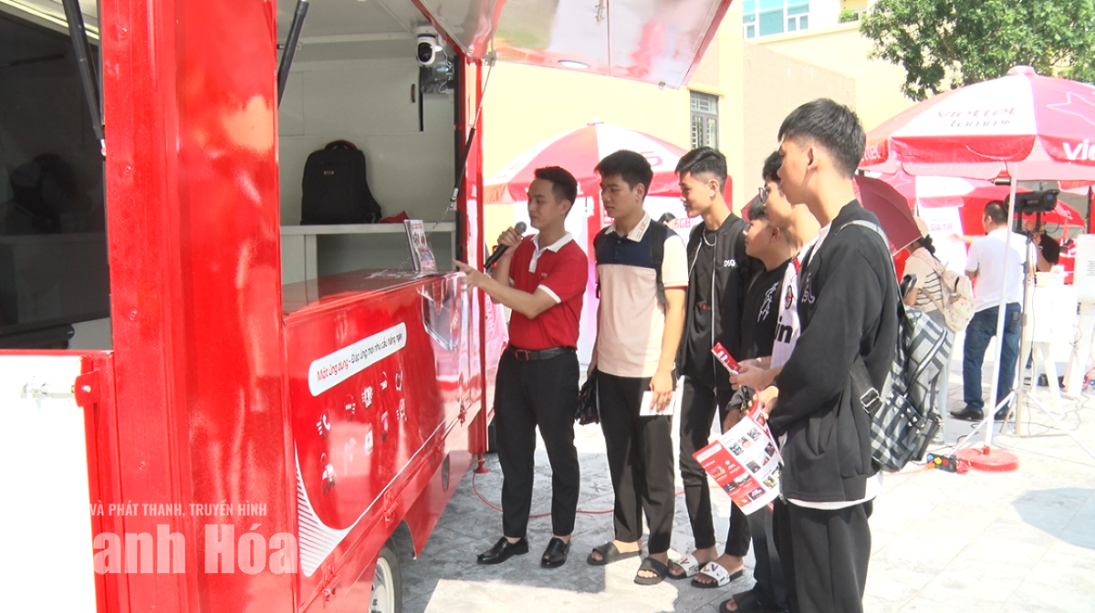 Sinh viên Trường Đại học Hồng Đức trải nghiệm ứng dụng số Viettel Tammi