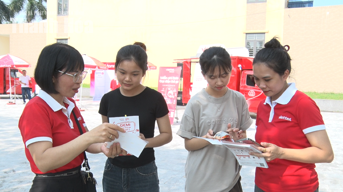 Sinh viên Trường Đại học Hồng Đức trải nghiệm ứng dụng số Viettel Tammi