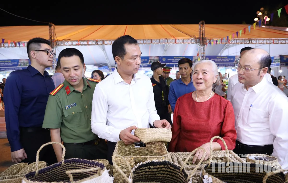Khai mạc Hội chợ triển lãm hàng công nghiệp nông thôn tiêu biểu năm 2026