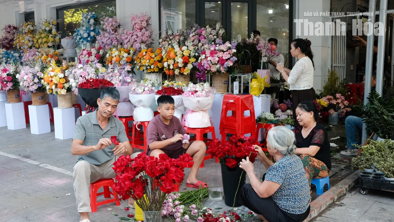 Cửa hàng hoa tất bật chuẩn bị cho ngày 20/10