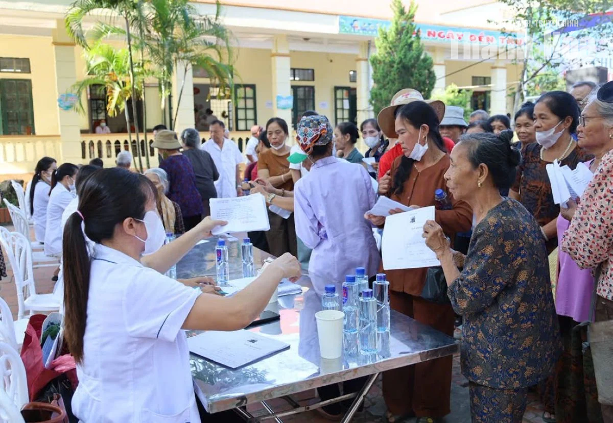 Khám bệnh, cấp thuốc miễn phí cho người dân xã Tiên Trang
