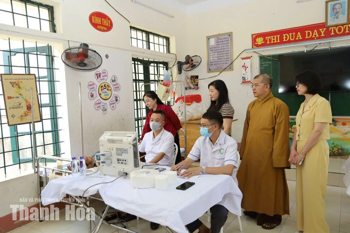 Khám bệnh, cấp thuốc miễn phí cho người dân xã Tiên Trang