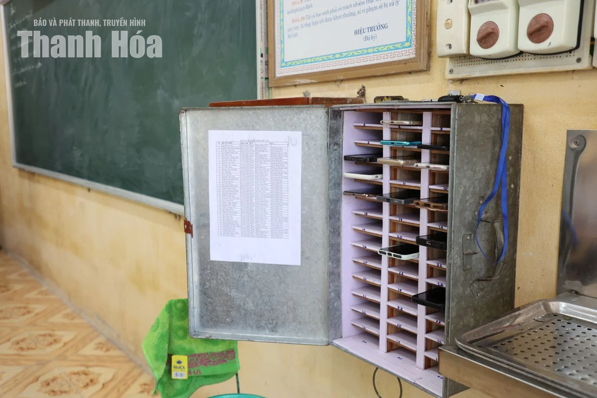 Chiếc tủ sắt “gác cửa” thế giới ảo trong giờ học