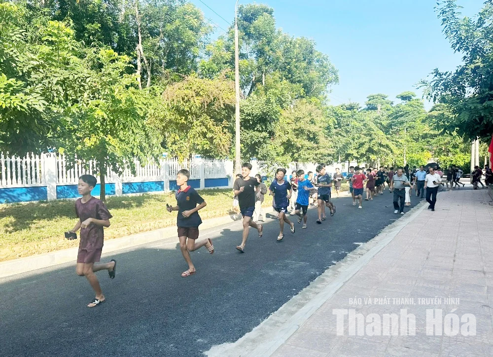 Hơn 1.000 cán bộ, giáo viên, học sinh hưởng ứng giải chạy UpRace 2026