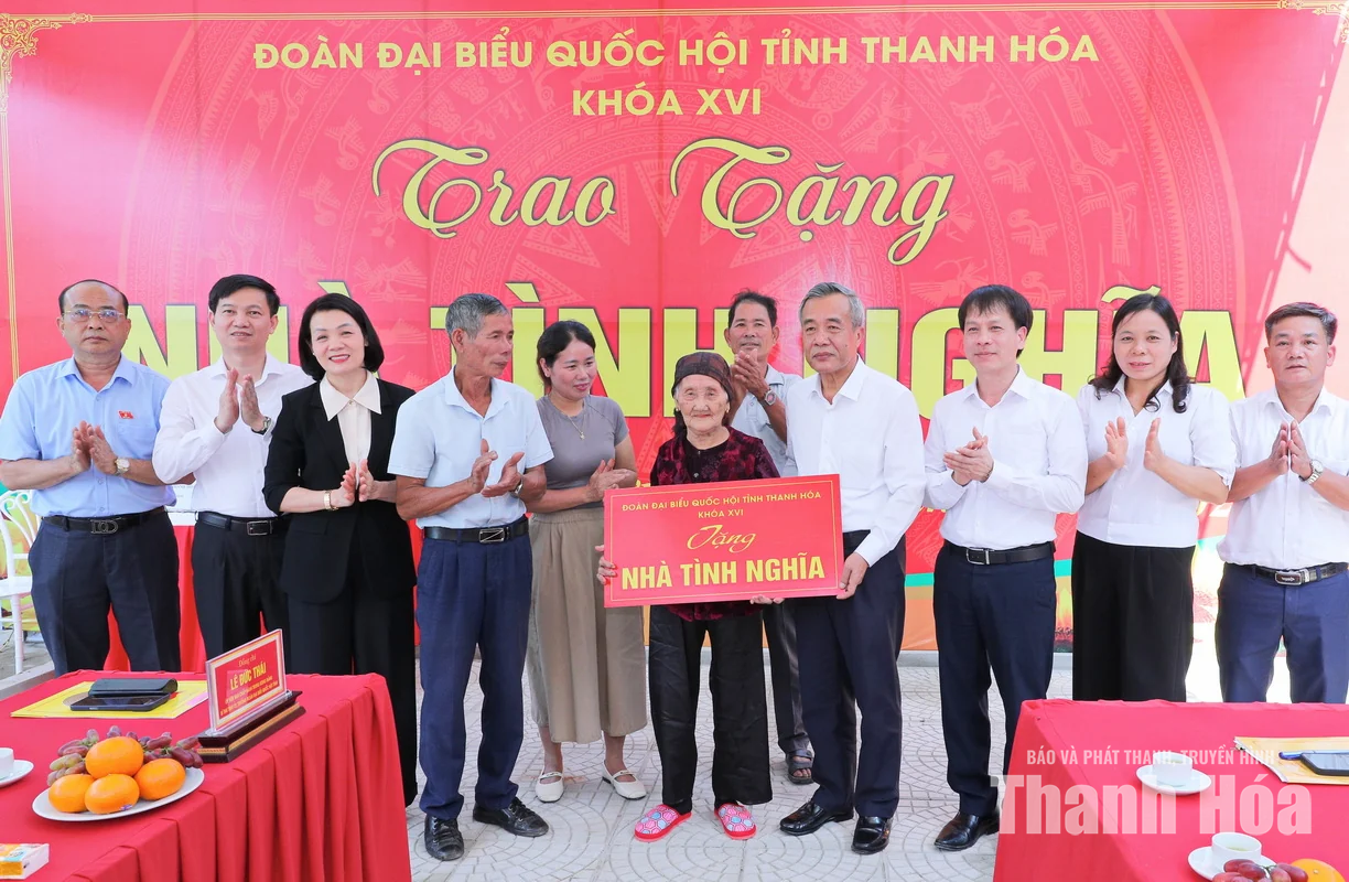 Bí thư Tỉnh ủy, Trưởng Đoàn ĐBQH tỉnh Lê Đức Thái trao nhà tình nghĩa cho bà Đỗ Thị Mơ ở xã Lương Sơn