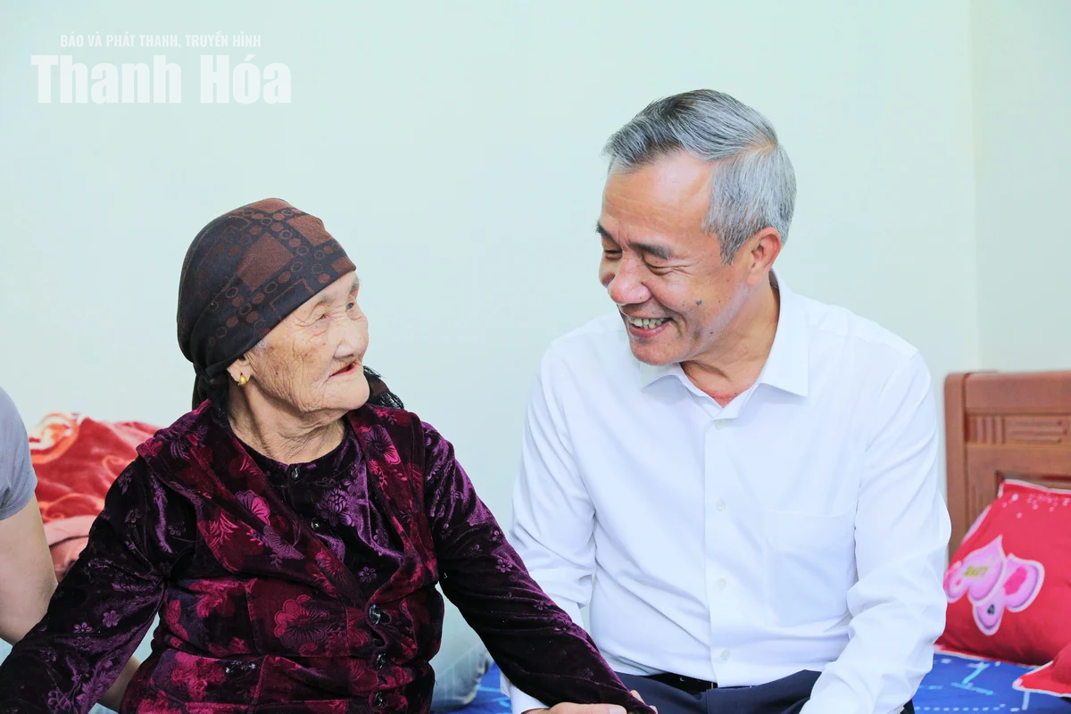 Bí thư Tỉnh ủy, Trưởng Đoàn ĐBQH tỉnh Lê Đức Thái trao nhà tình nghĩa cho bà Đỗ Thị Mơ ở xã Lương Sơn