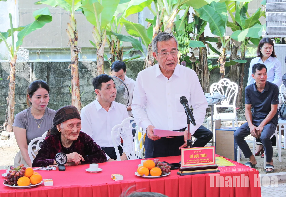 Bí thư Tỉnh ủy, Trưởng Đoàn ĐBQH tỉnh Lê Đức Thái trao nhà tình nghĩa cho bà Đỗ Thị Mơ ở xã Lương Sơn