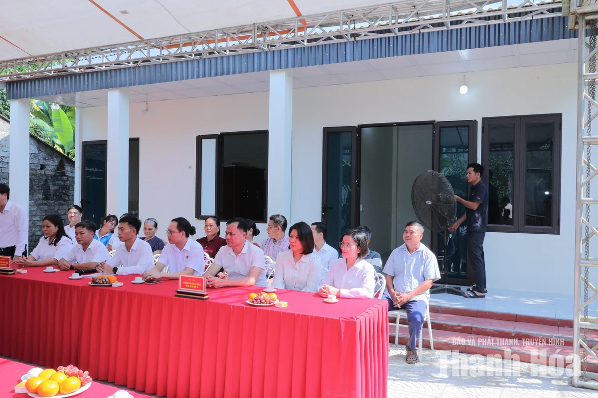 Bí thư Tỉnh ủy, Trưởng Đoàn ĐBQH tỉnh Lê Đức Thái trao nhà tình nghĩa cho bà Đỗ Thị Mơ ở xã Lương Sơn