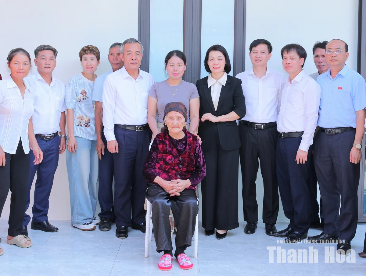 Bí thư Tỉnh ủy, Trưởng Đoàn ĐBQH tỉnh Lê Đức Thái trao nhà tình nghĩa cho bà Đỗ Thị Mơ ở xã Lương Sơn