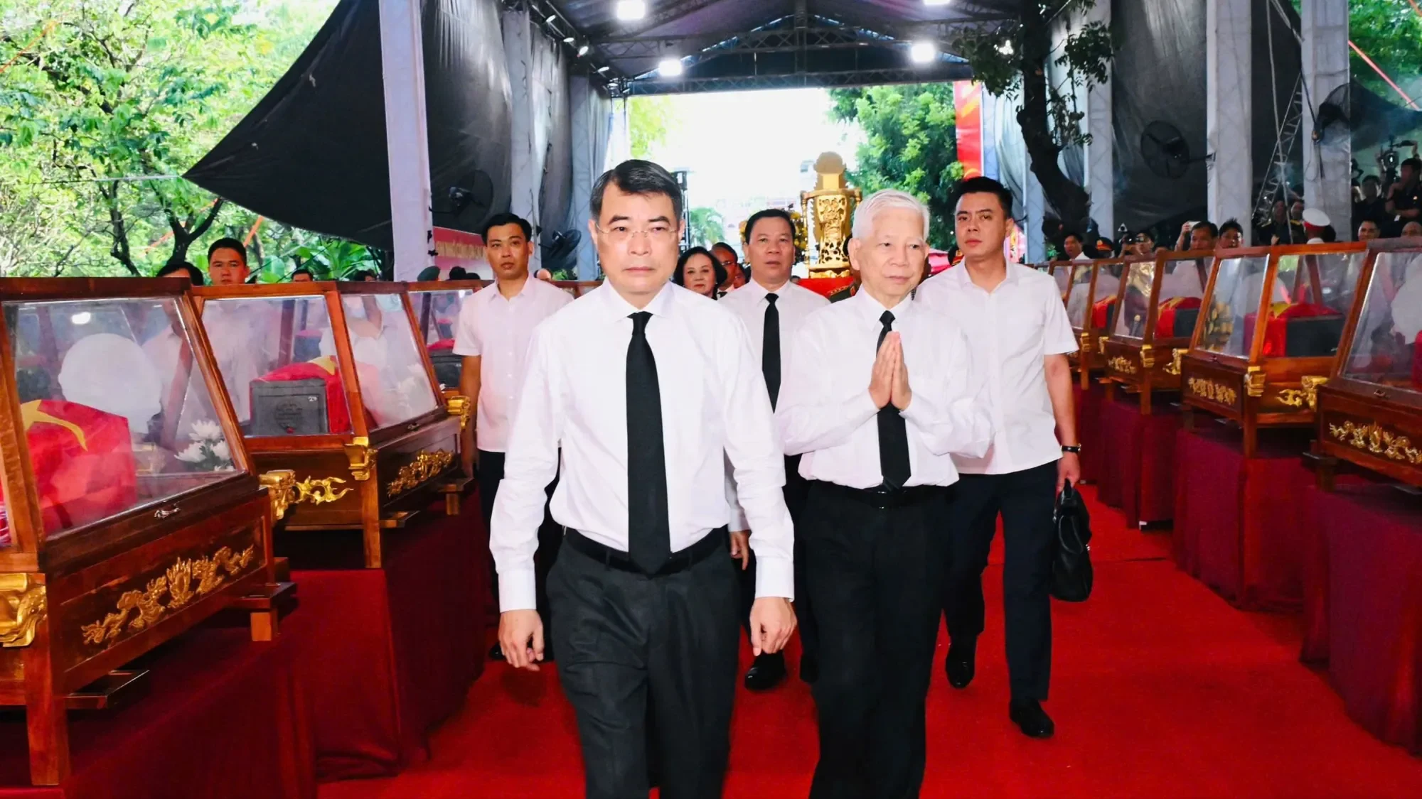 Lãnh đạo Đảng, Nhà nước dâng hương tưởng niệm các Anh hùng liệt sĩ tại Công viên Lê Thị Riêng