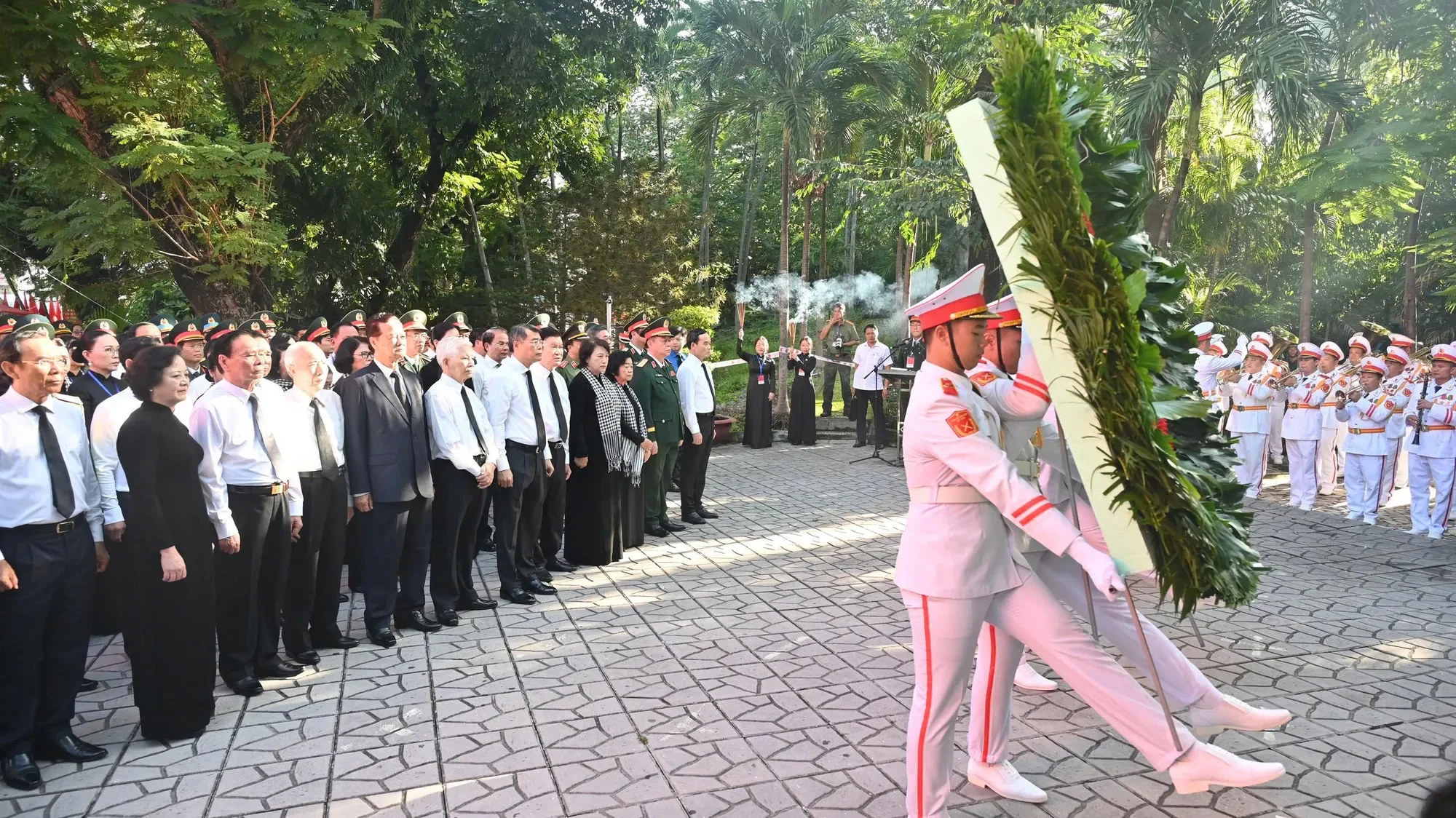 Lãnh đạo Đảng, Nhà nước dâng hương tưởng niệm các Anh hùng liệt sĩ tại Công viên Lê Thị Riêng