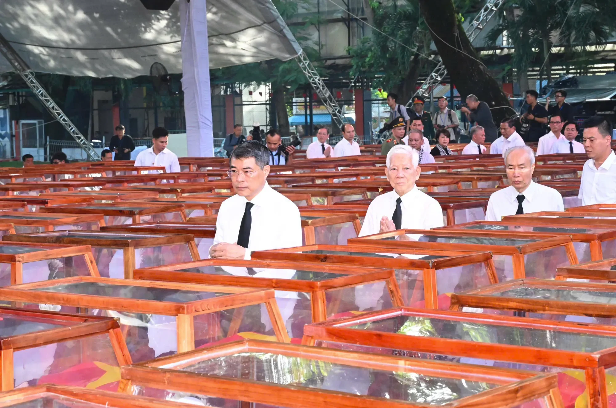 Lãnh đạo Đảng, Nhà nước dâng hương tưởng niệm các Anh hùng liệt sĩ tại Công viên Lê Thị Riêng
