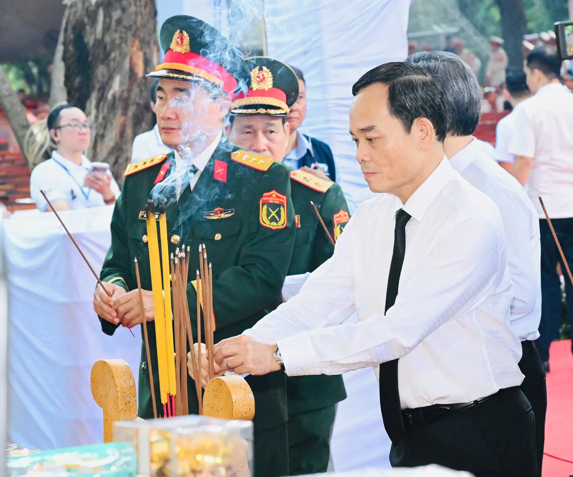 Lãnh đạo Đảng, Nhà nước dâng hương tưởng niệm các Anh hùng liệt sĩ tại Công viên Lê Thị Riêng