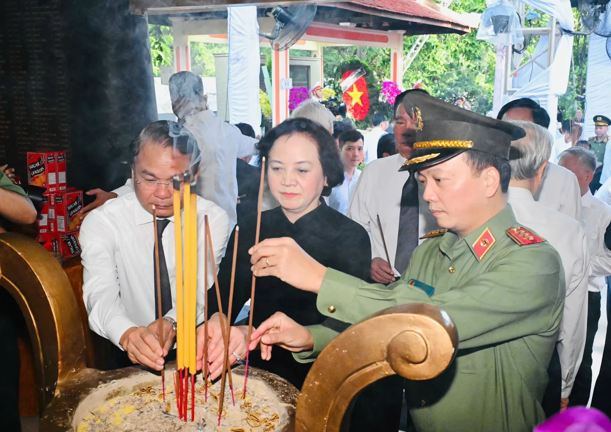 Lãnh đạo Đảng, Nhà nước dâng hương tưởng niệm các Anh hùng liệt sĩ tại Công viên Lê Thị Riêng