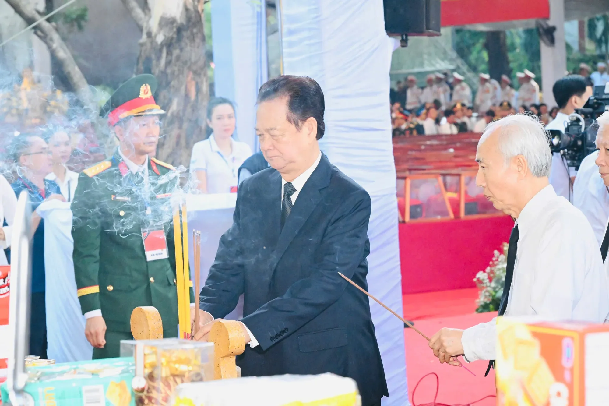 Lãnh đạo Đảng, Nhà nước dâng hương tưởng niệm các Anh hùng liệt sĩ tại Công viên Lê Thị Riêng