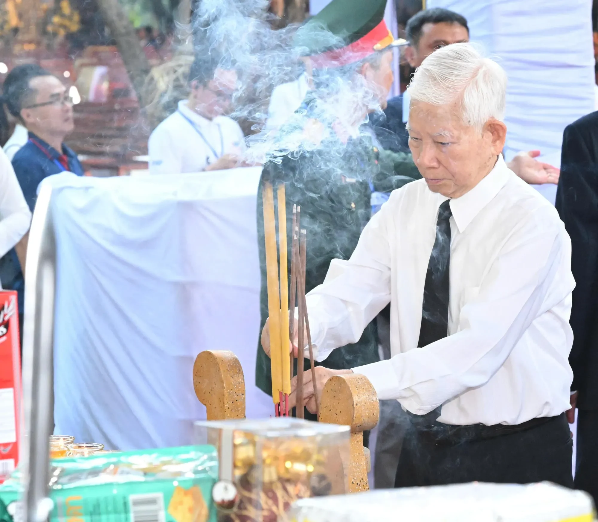 Lãnh đạo Đảng, Nhà nước dâng hương tưởng niệm các Anh hùng liệt sĩ tại Công viên Lê Thị Riêng