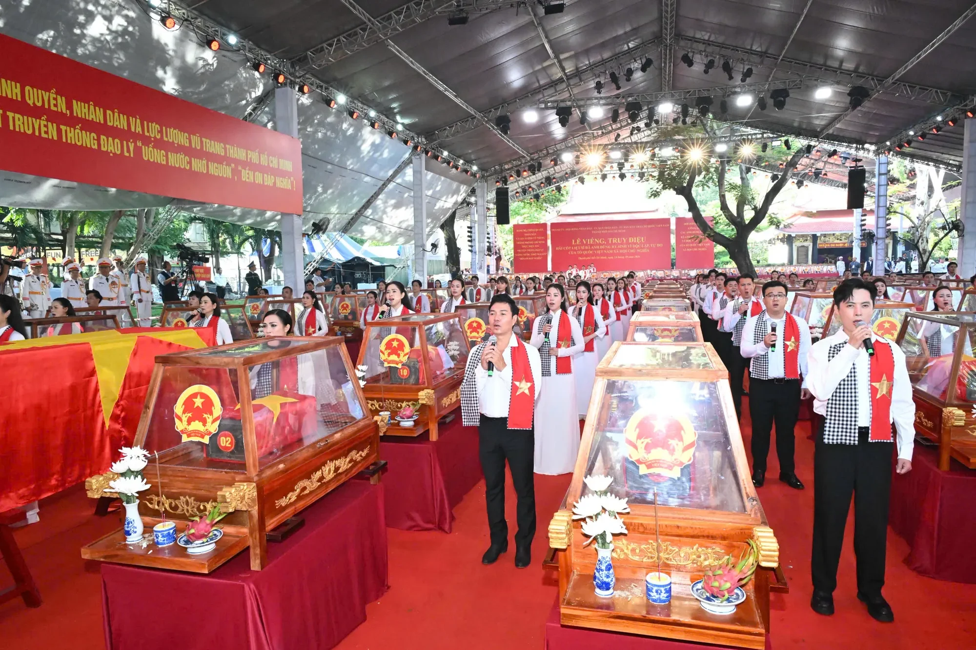 Lãnh đạo Đảng, Nhà nước dâng hương tưởng niệm các Anh hùng liệt sĩ tại Công viên Lê Thị Riêng