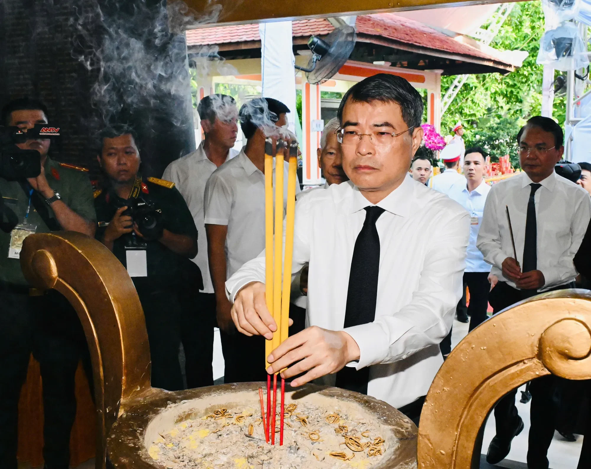 Lãnh đạo Đảng, Nhà nước dâng hương tưởng niệm các Anh hùng liệt sĩ tại Công viên Lê Thị Riêng