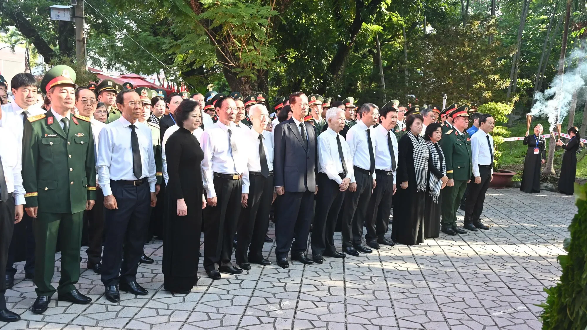 Lãnh đạo Đảng, Nhà nước dâng hương tưởng niệm các Anh hùng liệt sĩ tại Công viên Lê Thị Riêng