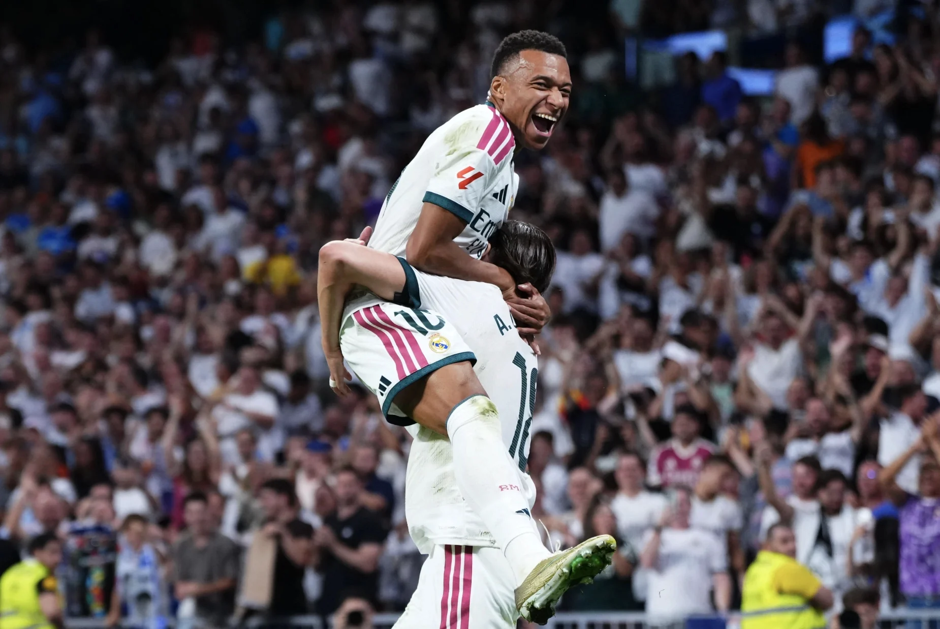 CLB SHB Đà Nẵng khiếu nại trọng tài; Cristiano Ronaldo tự nhận là cầu thủ vĩ đại nhất lịch sử