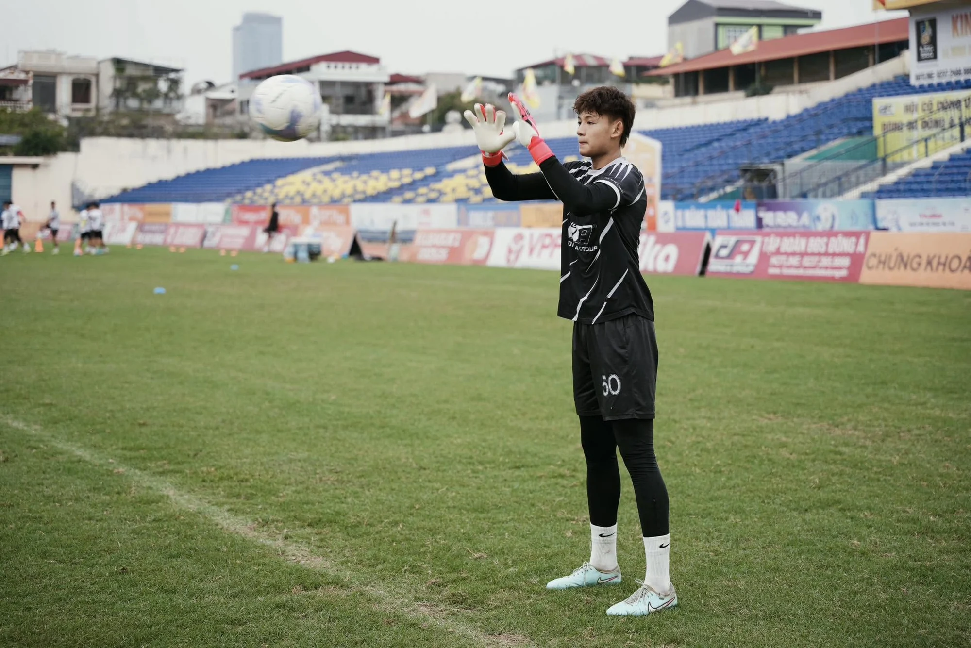 Thủ môn xứ Thanh cùng U17 Việt Nam tập trung cao độ chuẩn bị cho World Cup 2026; Nguy cơ hoãn Asian Cup 2027