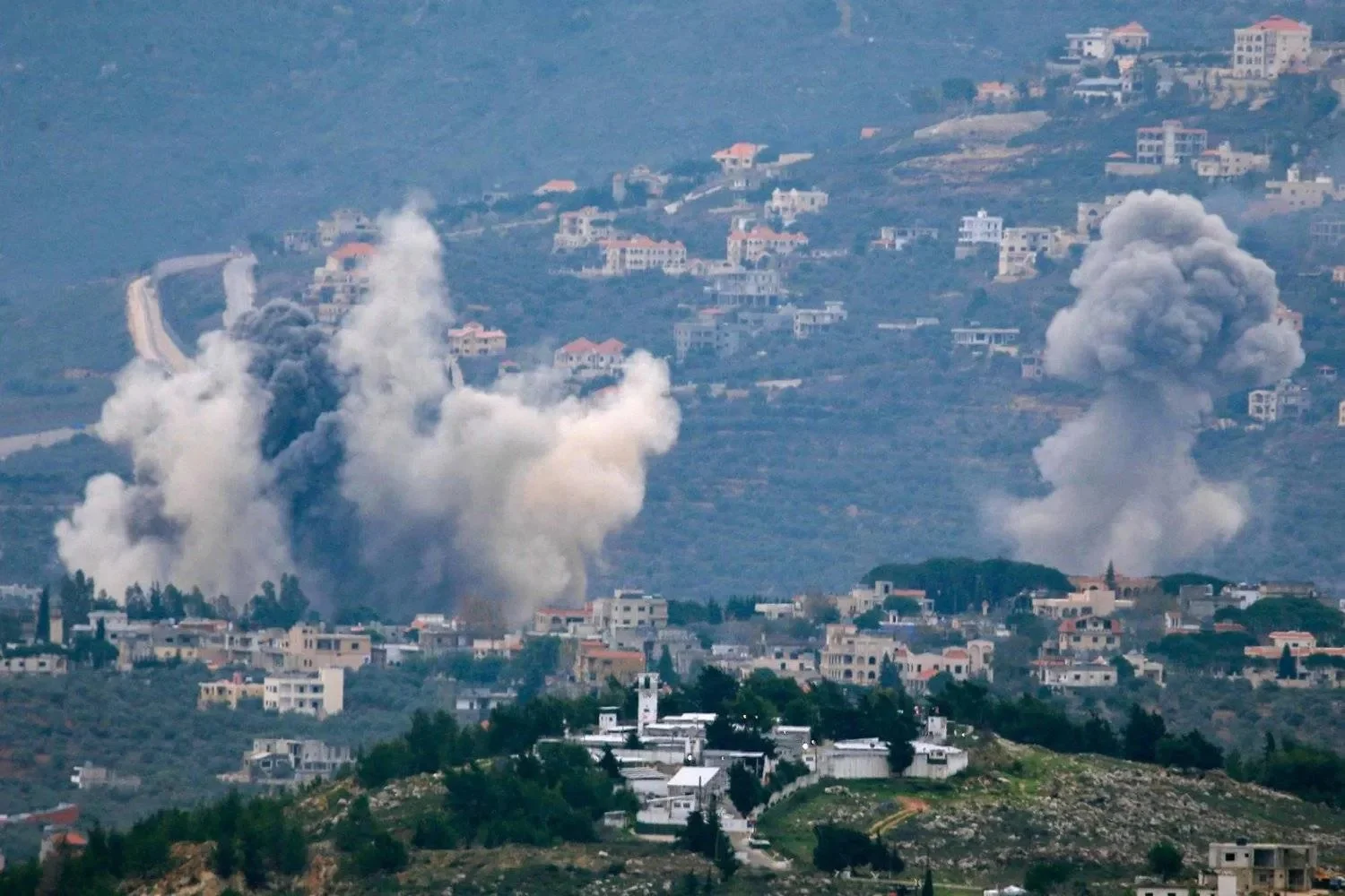 Israel tiếp tục tấn công miền Nam Lebanon và Dải Gaza