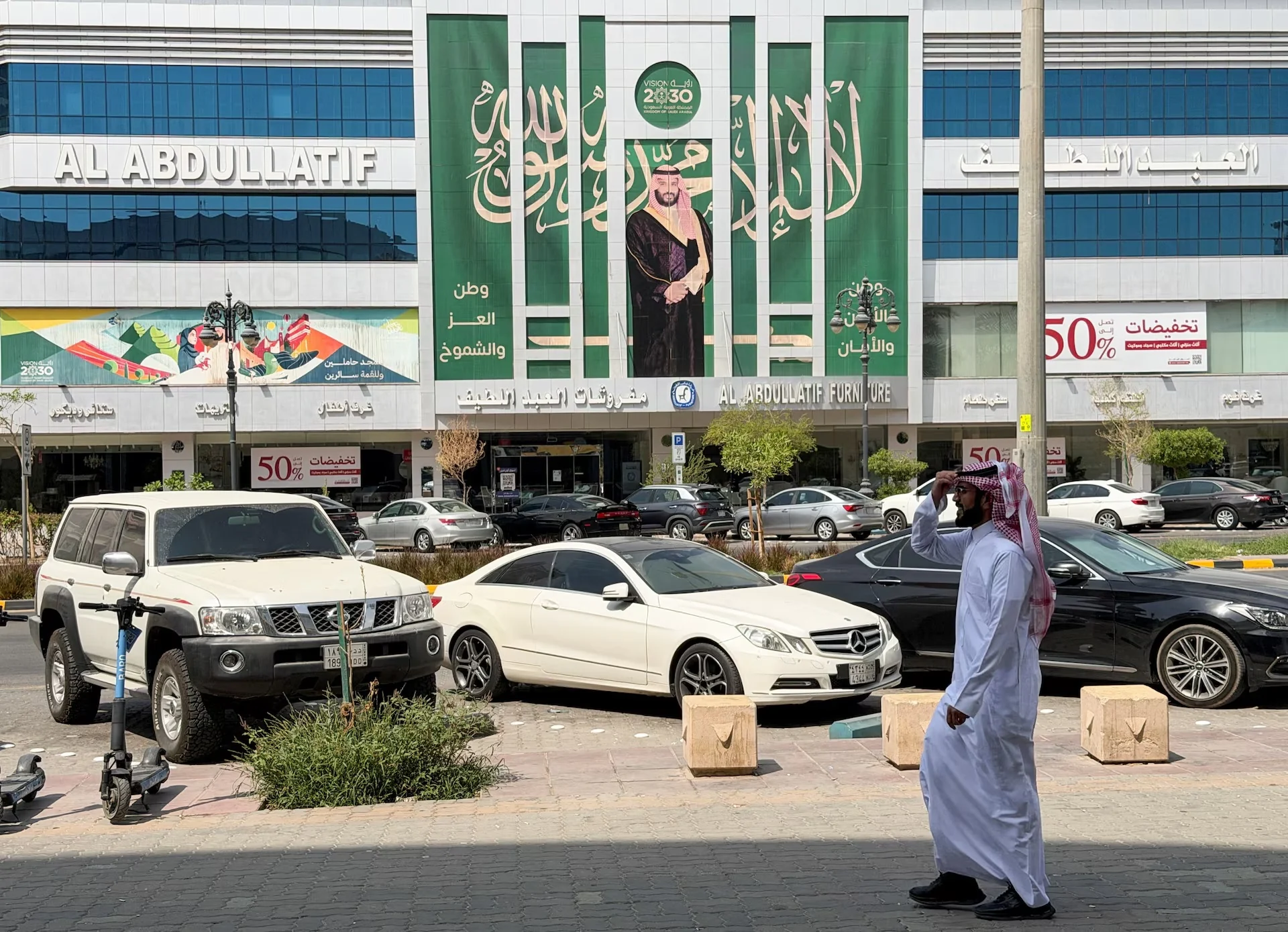 Mỹ gia tăng sức ép kinh tế với Iran, Saudi Arabia cáo buộc Tehran thúc đẩy Houthi tấn công