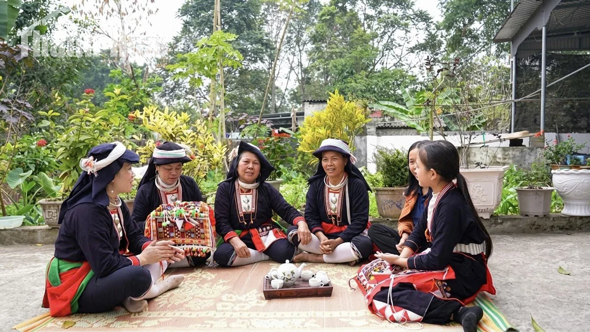 Những đóa hoa vùng cao lan tỏa sắc màu văn hóa dân tộc