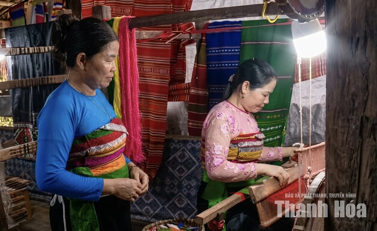 Những đóa hoa vùng cao lan tỏa sắc màu văn hóa dân tộc