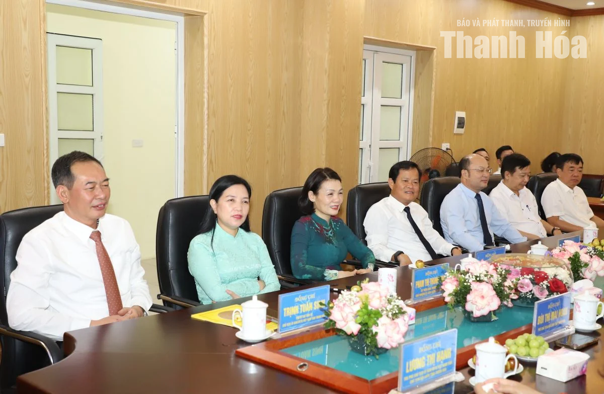 Phó Bí thư Tỉnh ủy Trịnh Tuấn Sinh chúc mừng Hội Liên hiệp Phụ nữ tỉnh nhân Ngày Phụ nữ Việt Nam 20/10