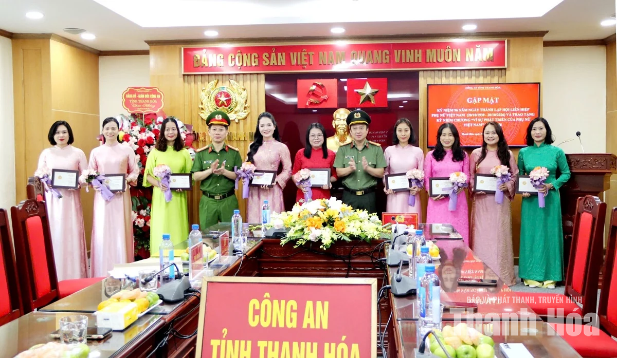Công an Thanh Hóa trao Kỷ niệm chương “Vì sự phát triển của phụ nữ Việt Nam”