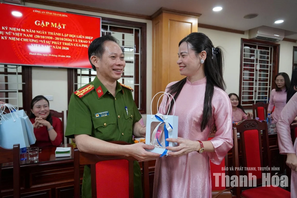 Công an Thanh Hóa trao Kỷ niệm chương “Vì sự phát triển của phụ nữ Việt Nam”