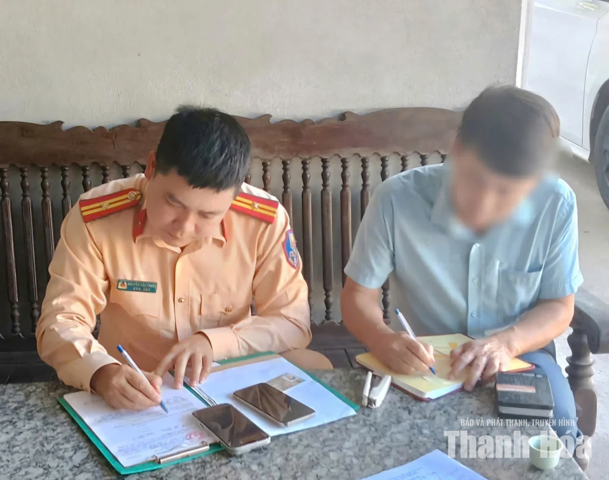 Xác minh phản ánh qua VNeTraffic, xử lý tài xế vượt đèn đỏ