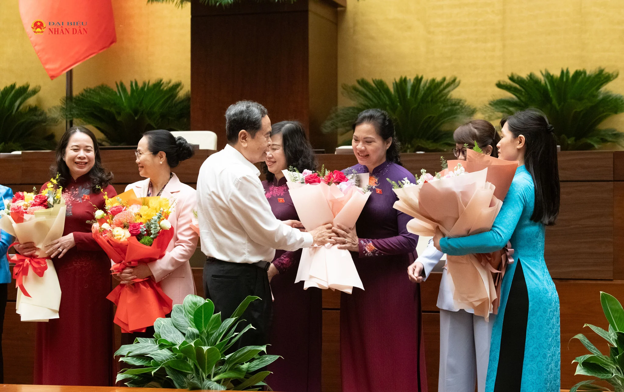 Thủ tướng Lê Minh Hưng và Chủ tịch Quốc hội Trần Thanh Mẫn gặp mặt nữ đại biểu Quốc hội