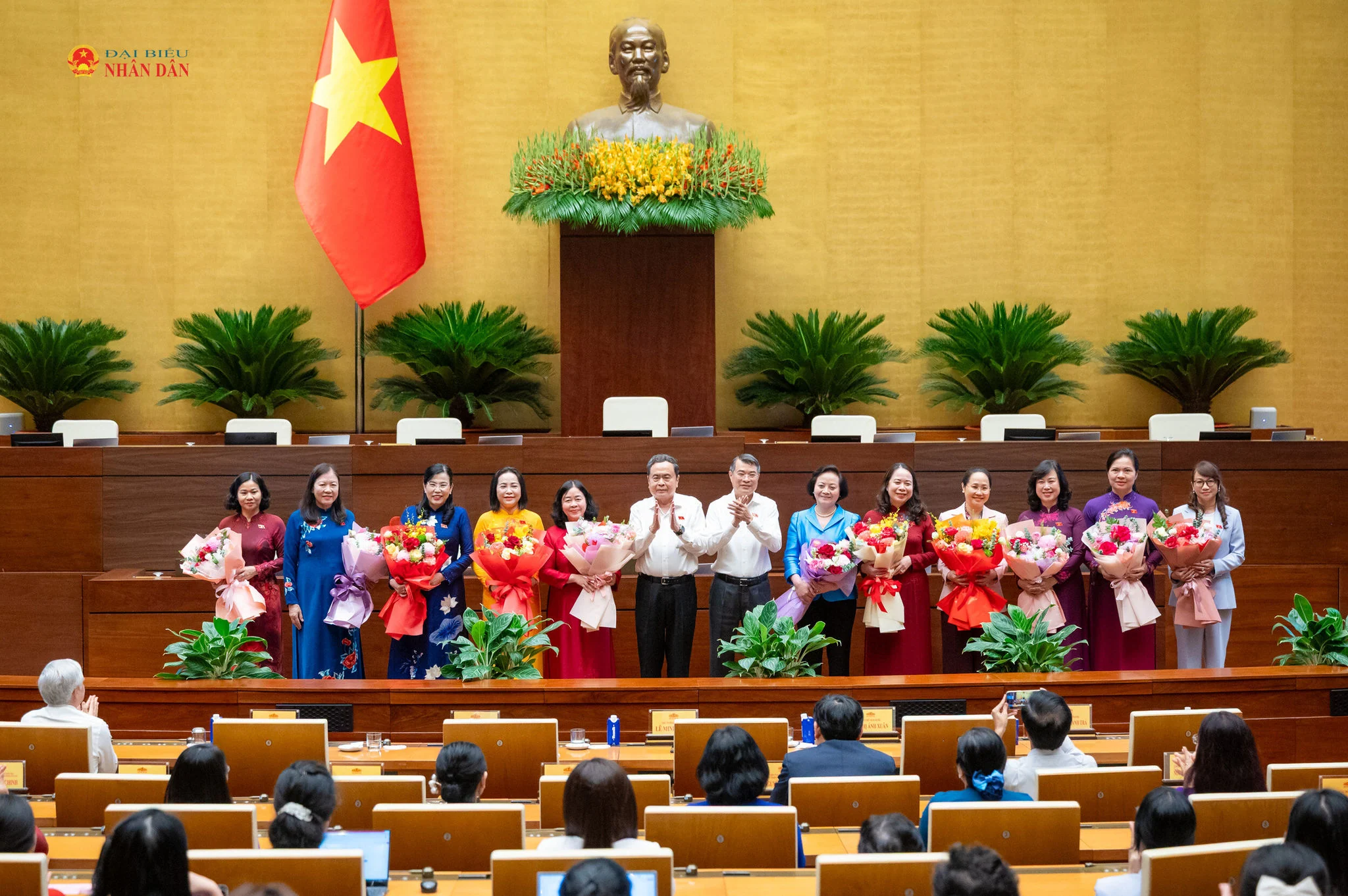 Thủ tướng Lê Minh Hưng và Chủ tịch Quốc hội Trần Thanh Mẫn gặp mặt nữ đại biểu Quốc hội