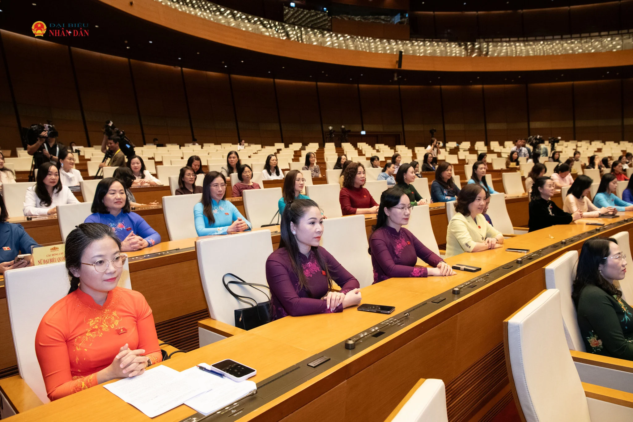 Thủ tướng Lê Minh Hưng và Chủ tịch Quốc hội Trần Thanh Mẫn gặp mặt nữ đại biểu Quốc hội