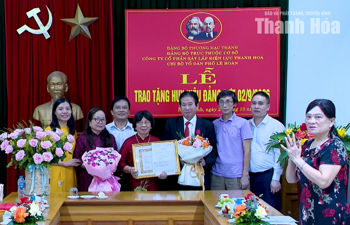 Trao Huy hiệu Đảng&nbsp;tặng 3 đảng viên tại phường Hạc Thành