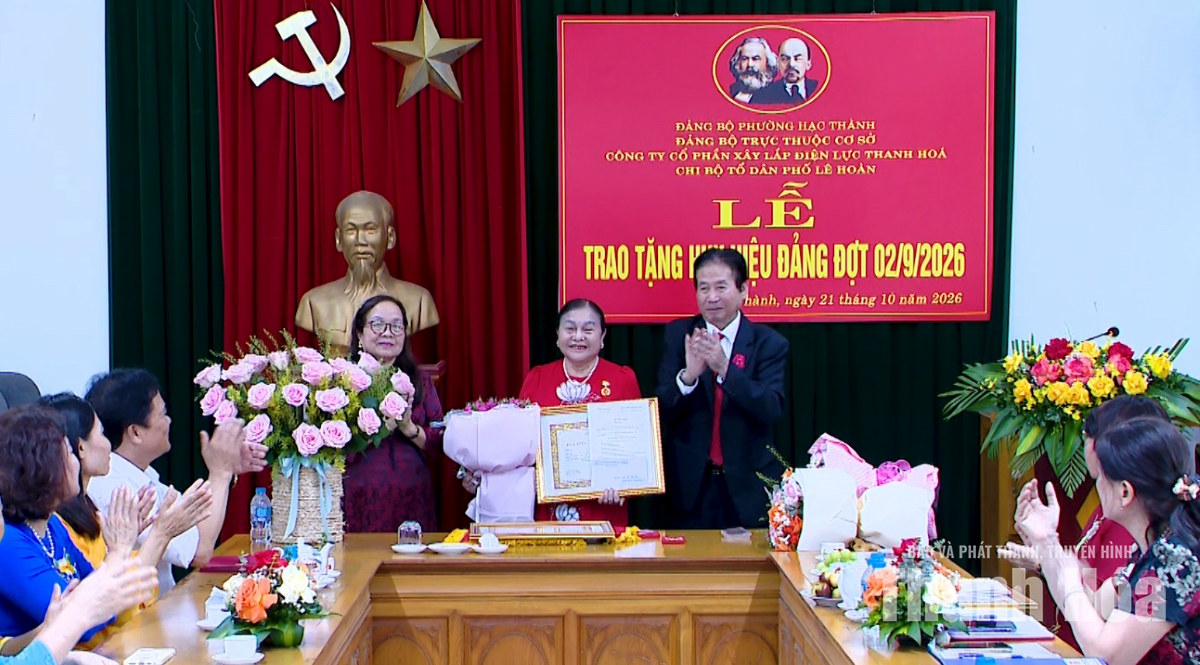 Trao Huy hiệu Đảng&nbsp;tặng 3 đảng viên tại phường Hạc Thành