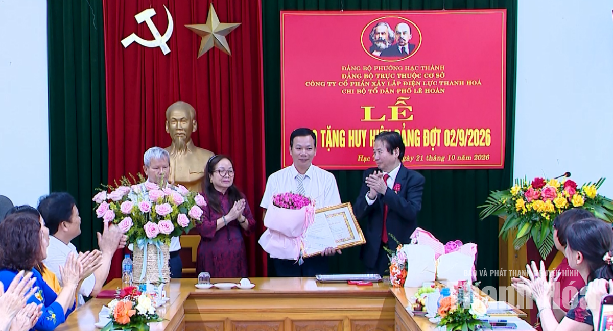 Trao Huy hiệu Đảng&nbsp;tặng 3 đảng viên tại phường Hạc Thành