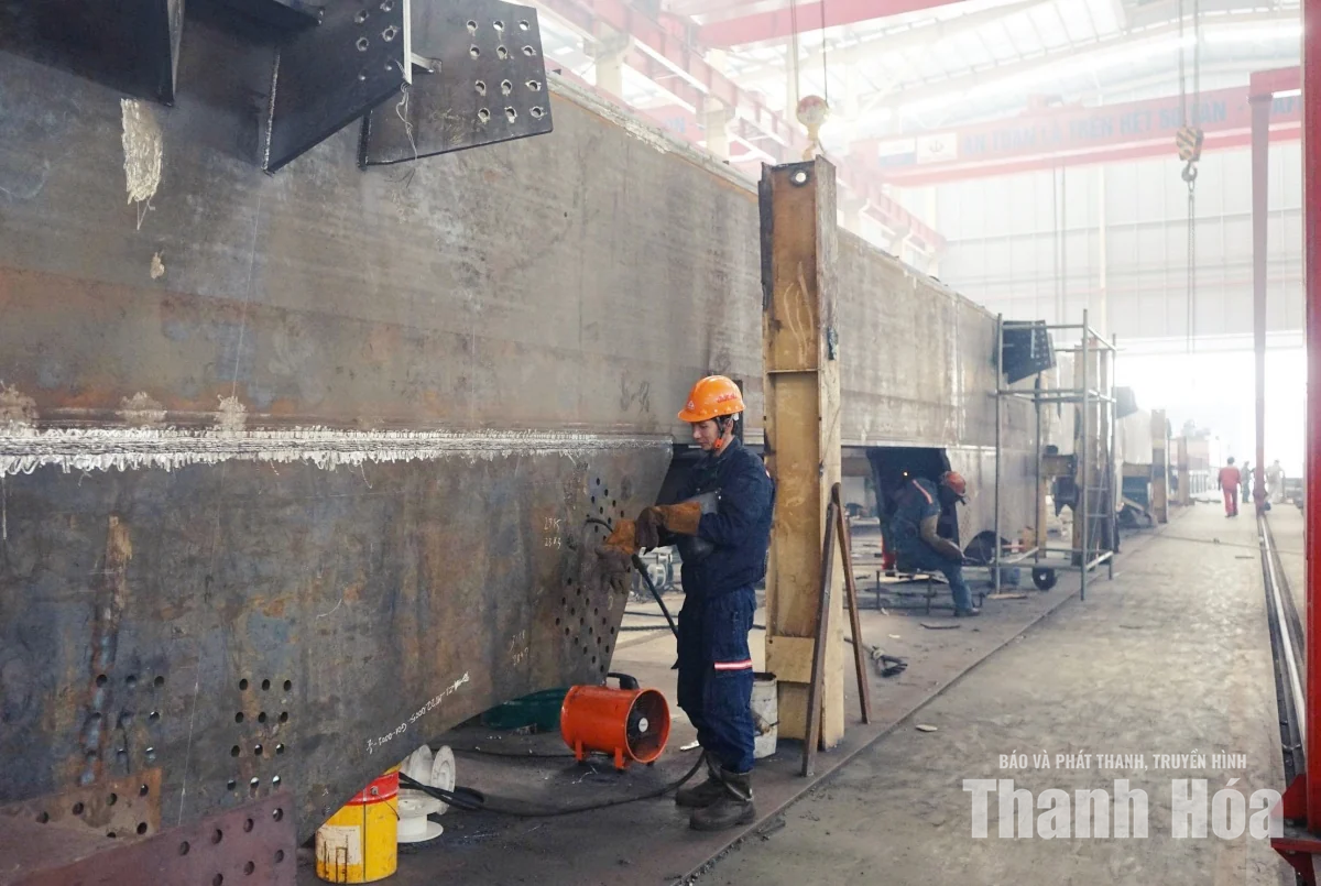 Người thợ hàn giỏi nghề, say mê sáng tạo