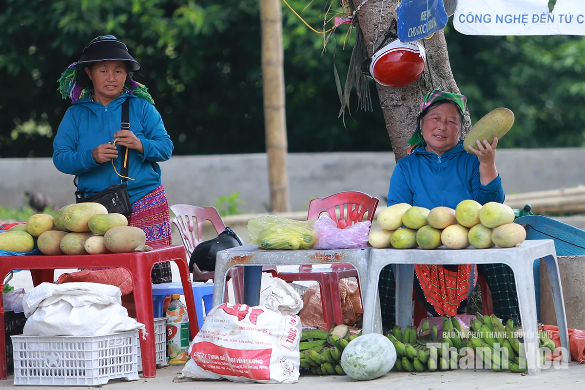 Những phụ nữ Mông ngược dốc mang nông sản lên cổng trời