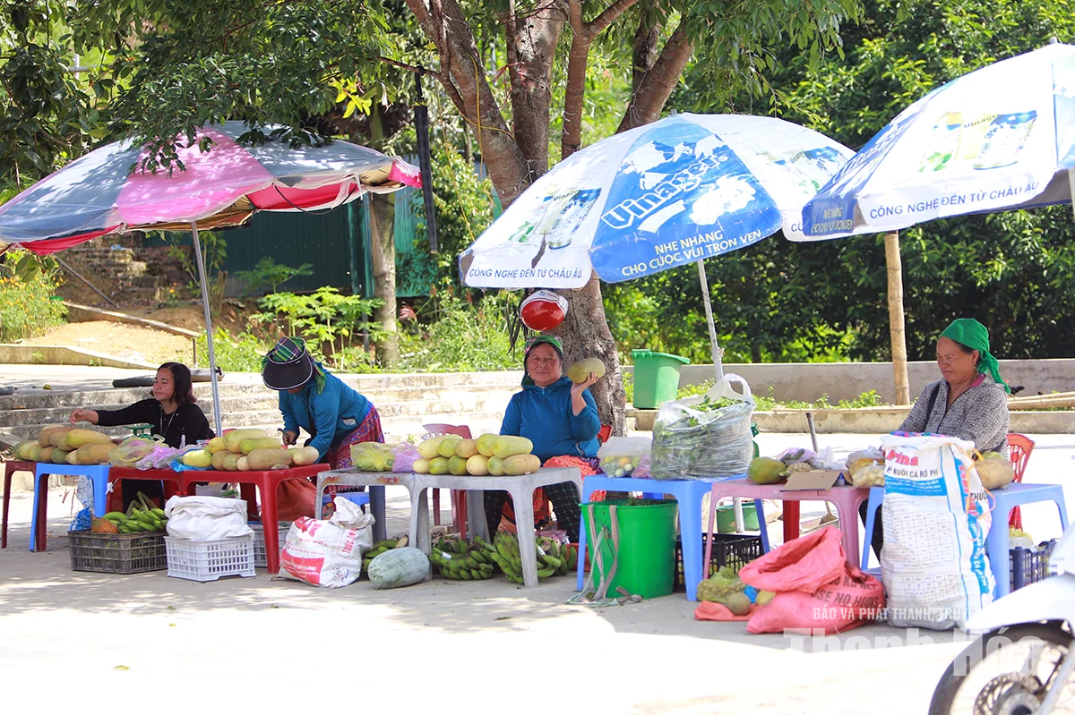 Những phụ nữ Mông ngược dốc mang nông sản lên cổng trời