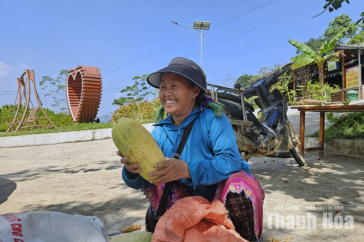 Những phụ nữ Mông ngược dốc mang nông sản lên cổng trời
