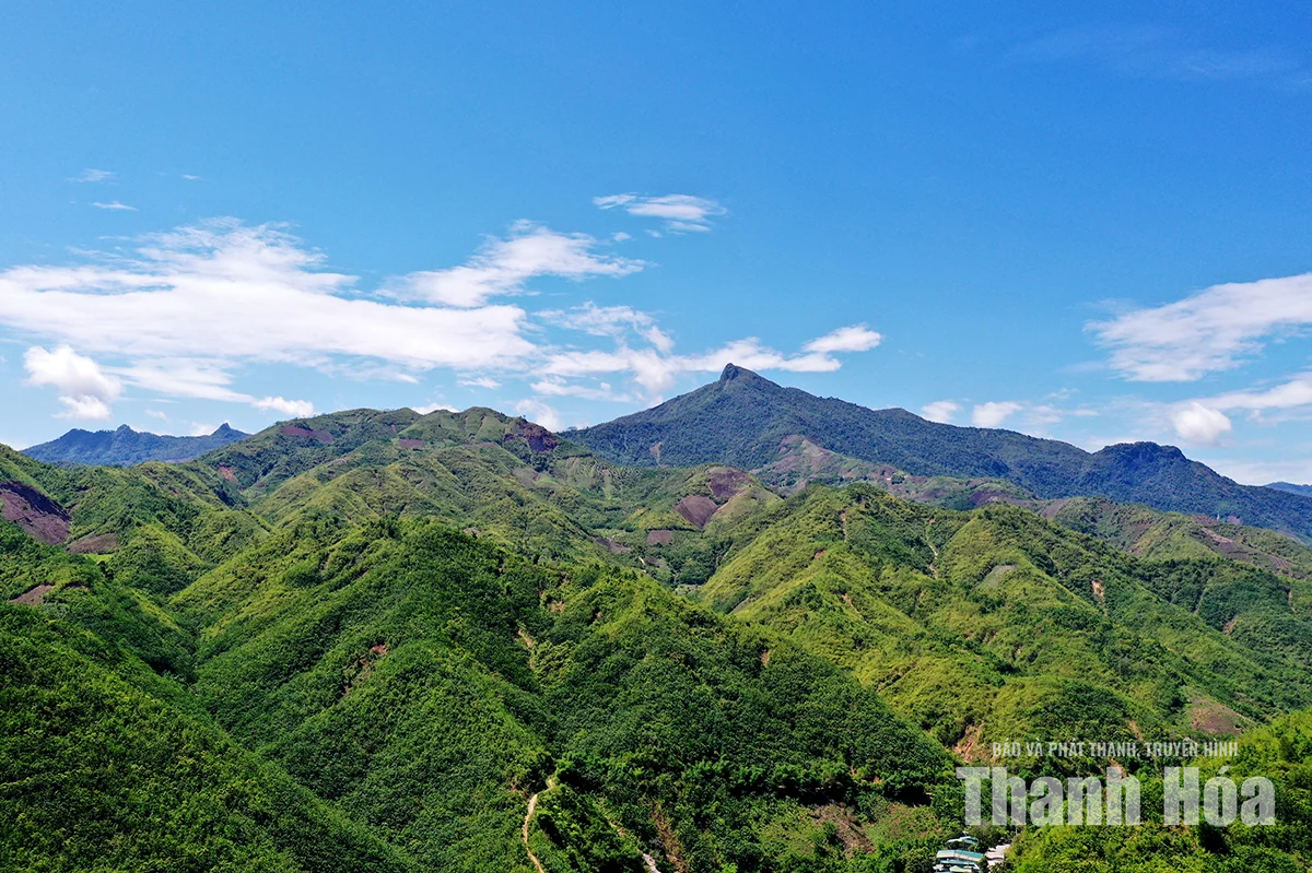 Những phụ nữ Mông ngược dốc mang nông sản lên cổng trời