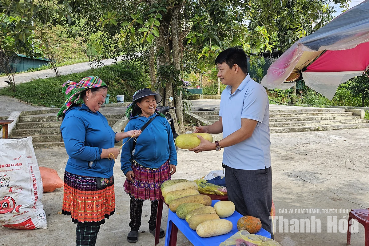 Những phụ nữ Mông ngược dốc mang nông sản lên cổng trời