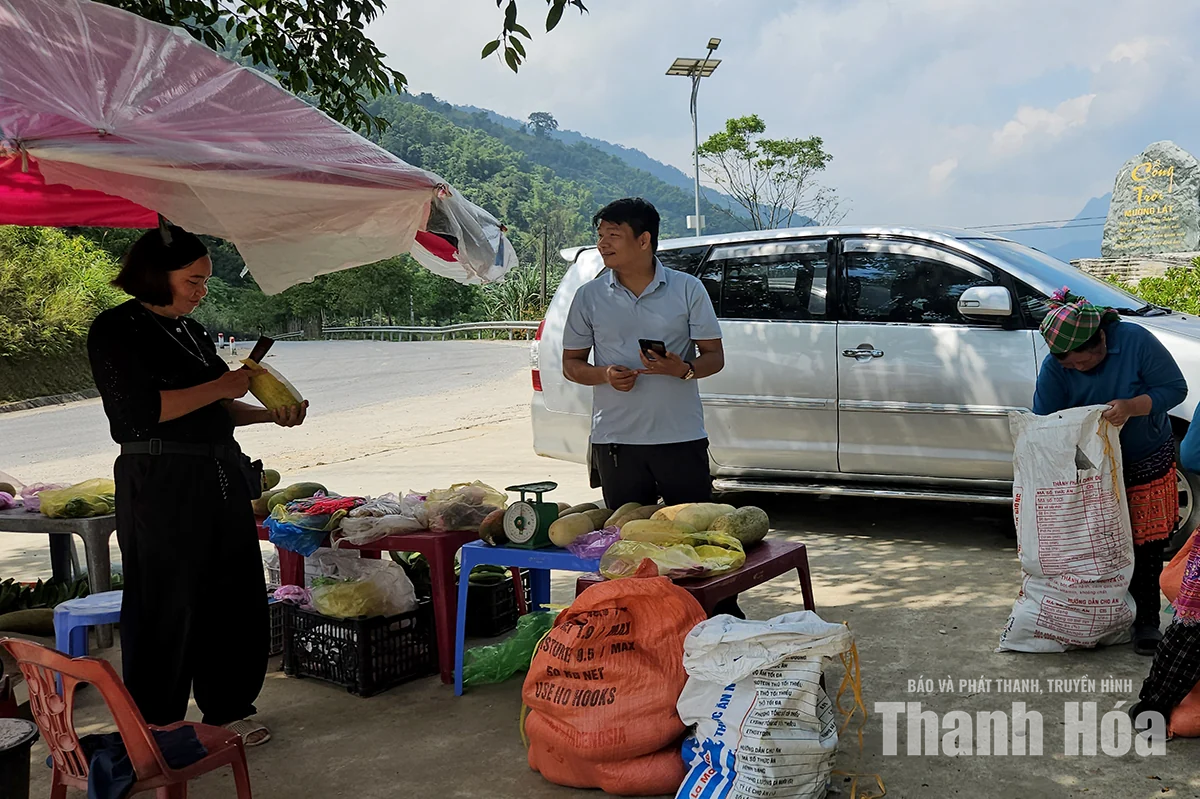 Những phụ nữ Mông ngược dốc mang nông sản lên cổng trời